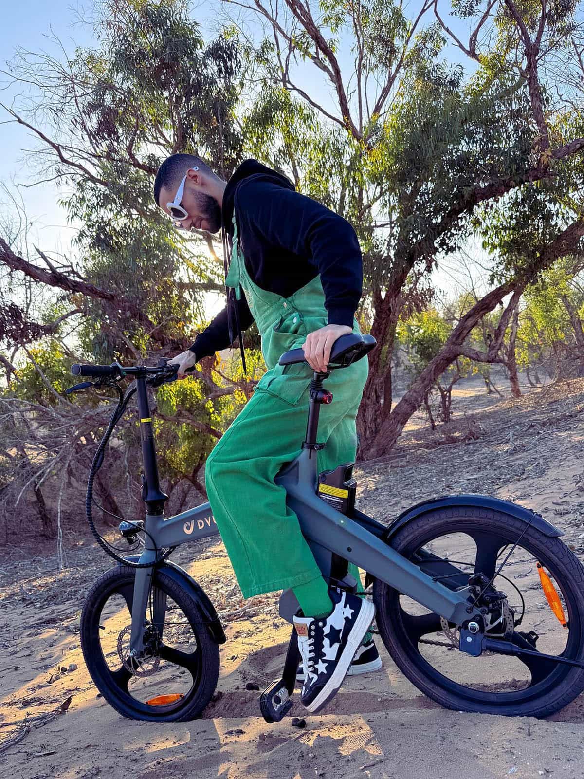 Vintage Star Canvas Skateboard Sneakers with Red Zipper Detail